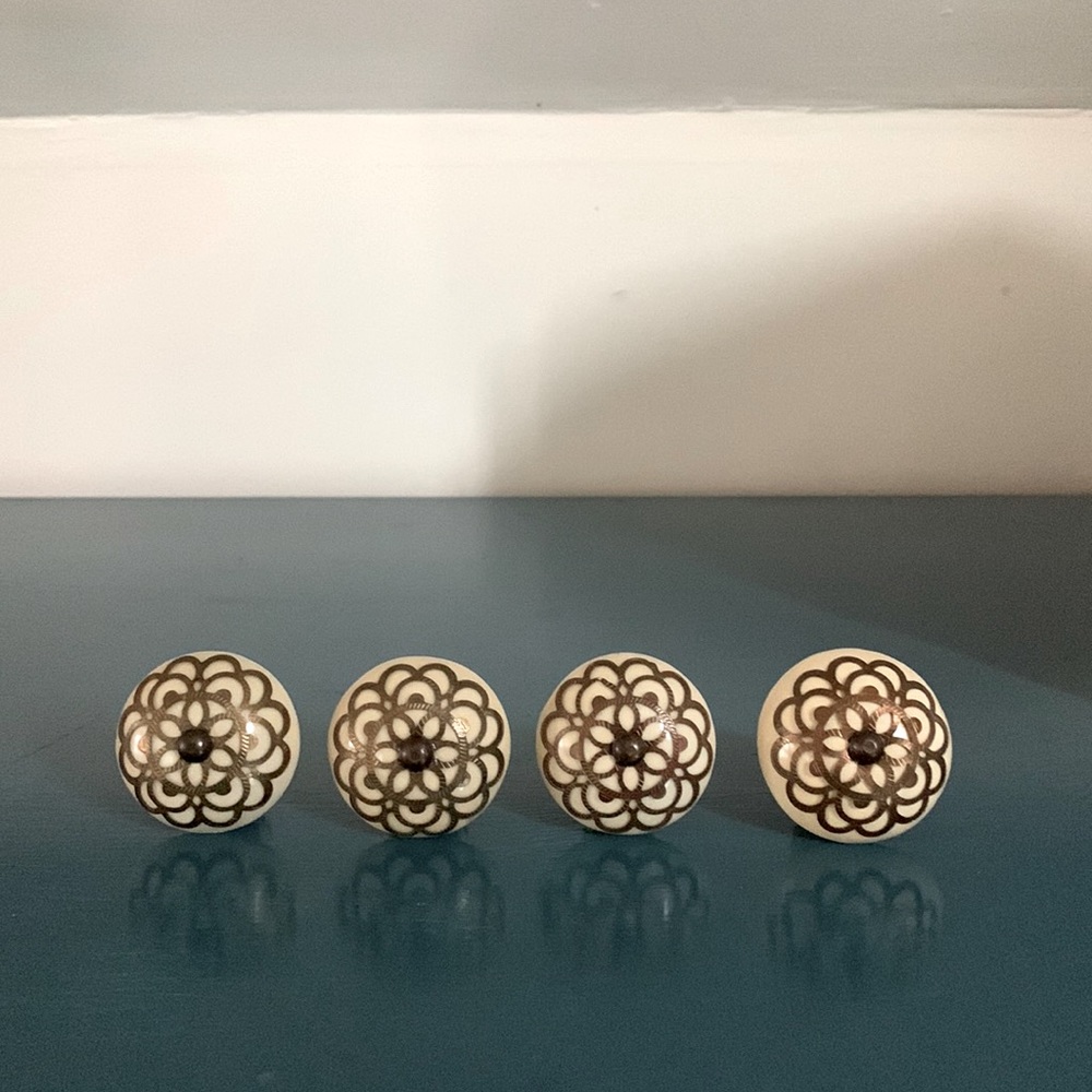 Dresser/cabinet knobs x4